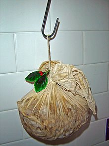 Weihnachtspudding auf einem Haken